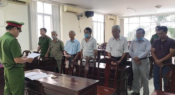 Các đối tượng tại cơ quan công an. Ảnh: Công an Đồng Nai