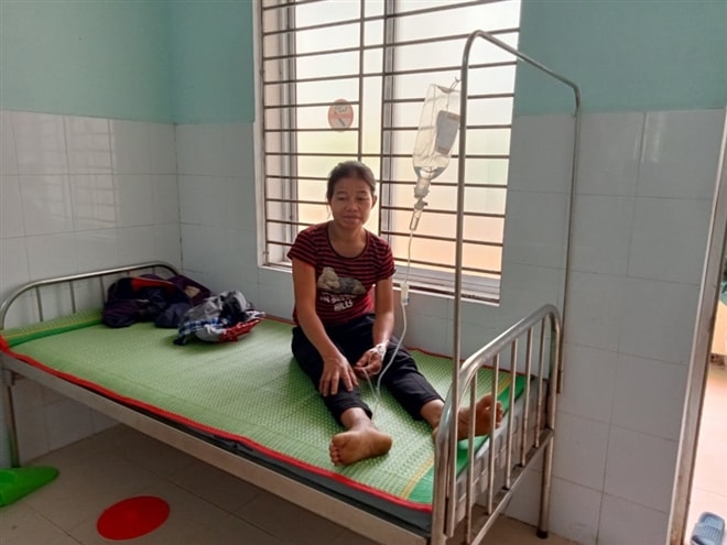 Bà Võ Thị Thông - một trong số 5 người bị ngộ độc, đang nằm điều trị tại Trung tâm Y tế huyện Nam Trà My. Ảnh: vtc.vn