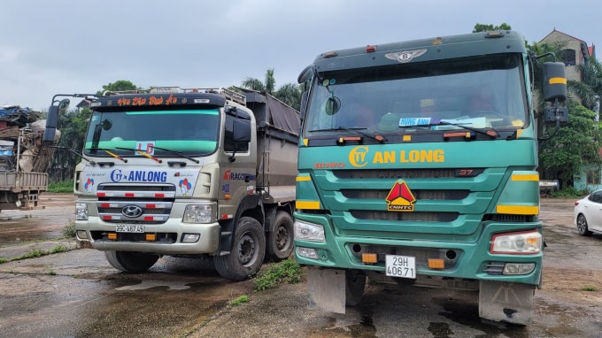 Hai chiếc xe tải bị bắt giữ.