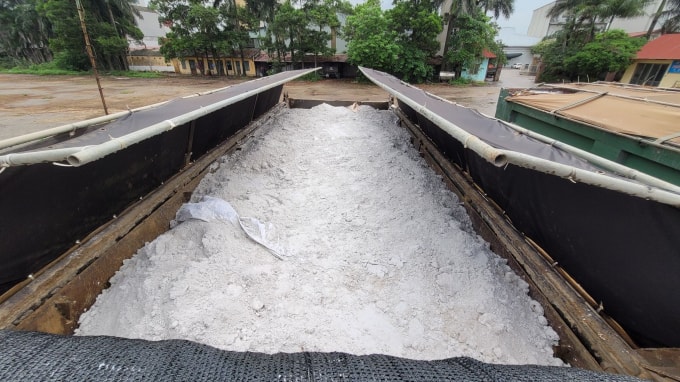 Chất thải rắn, màu trắng nghi vấn là chất thải công nghiệp.