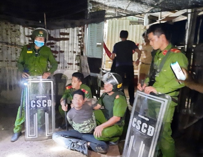Sau 9 giờ, lực lượng Công an khống chế thành công Tuấn, giải cứu cháu N. an toàn. (Ảnh: cand)