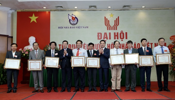 Chủ tịch Hội Nhà báo Tiền Giang Nguyễn Văn Phước Cường (ngoài cùng bên phải) nhận Bằng khen của HNBVN tại Đại hội Thi đua yêu nước.