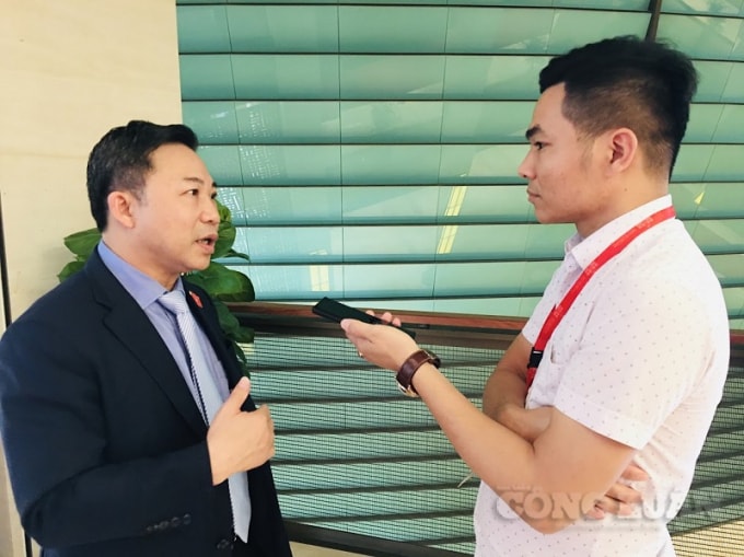 Đại biểu Lưu Bình Nhưỡng trao đổi với phóng viên báo Nhà báo và Công luận bên hành lang Quốc hội.