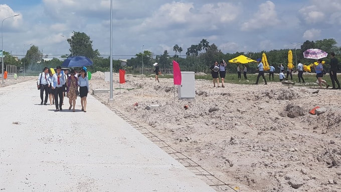 Khi lãi suất thấp, chứng khoán, vàng, ngoại hối hay đồng tiền số cũng không dễ dàng đầu tư thì chỉ còn kênh bất động sản… là nơi người dân lựa chọn để “lướt sóng”.