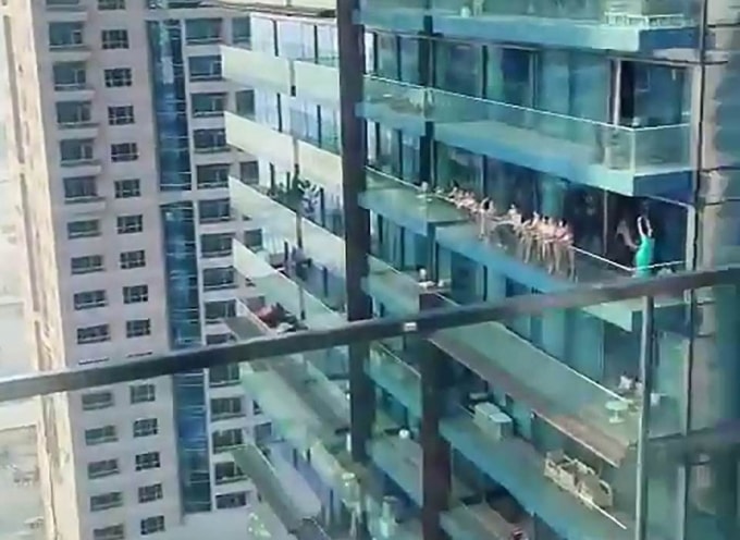 40 người mẫu và người đàn ông quay video đã bị bắt giữ đồng thời đối mặt với án phạt nghiêm khắc của Dubai.