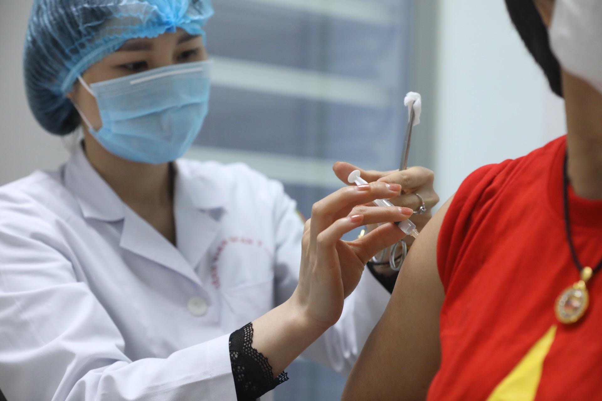 554 tình nguyện viên hoàn thành tiêm thử nghiệm mũi 2 của giai đoạn 2 đối với vắc xin phòng Covid-19 Nanocovax. Ảnh: TL