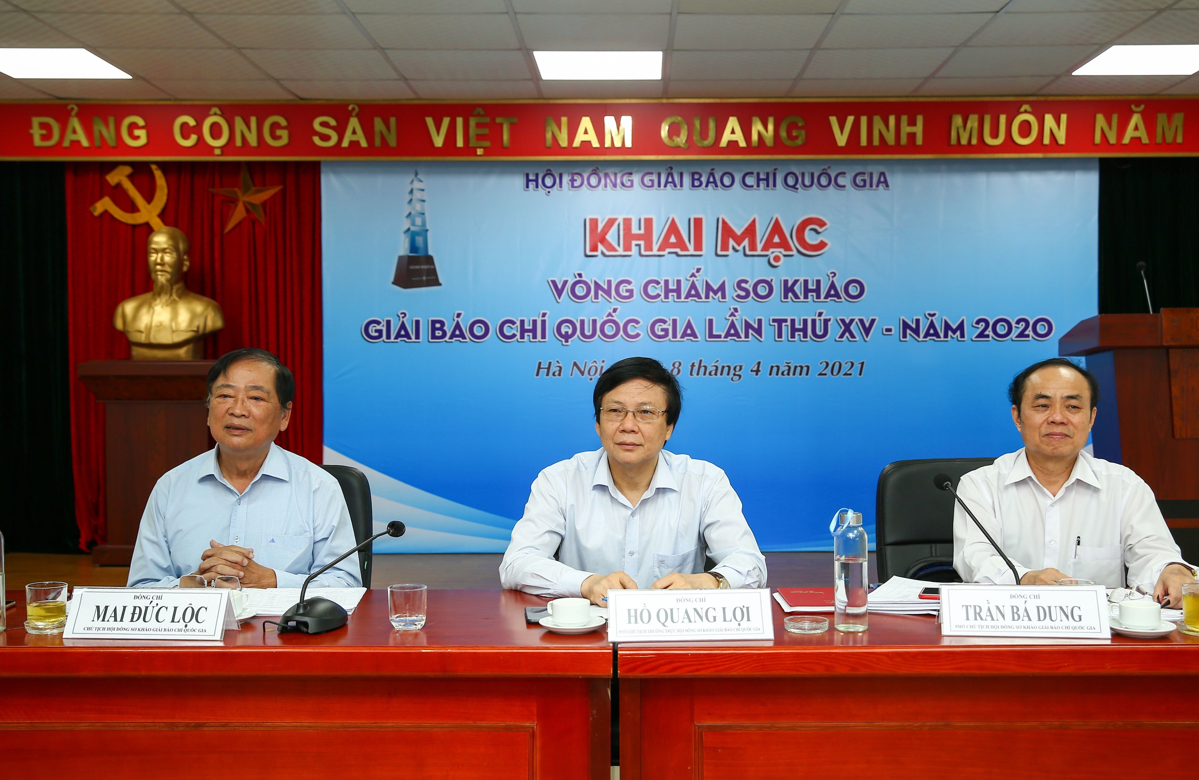 Các đại biểu chủ trì Lễ khai mạc vòng chấm Sơ khảo Giải báo chí quốc gia lần thứ XV - năm 2020. Ảnh: Sơn Hải
