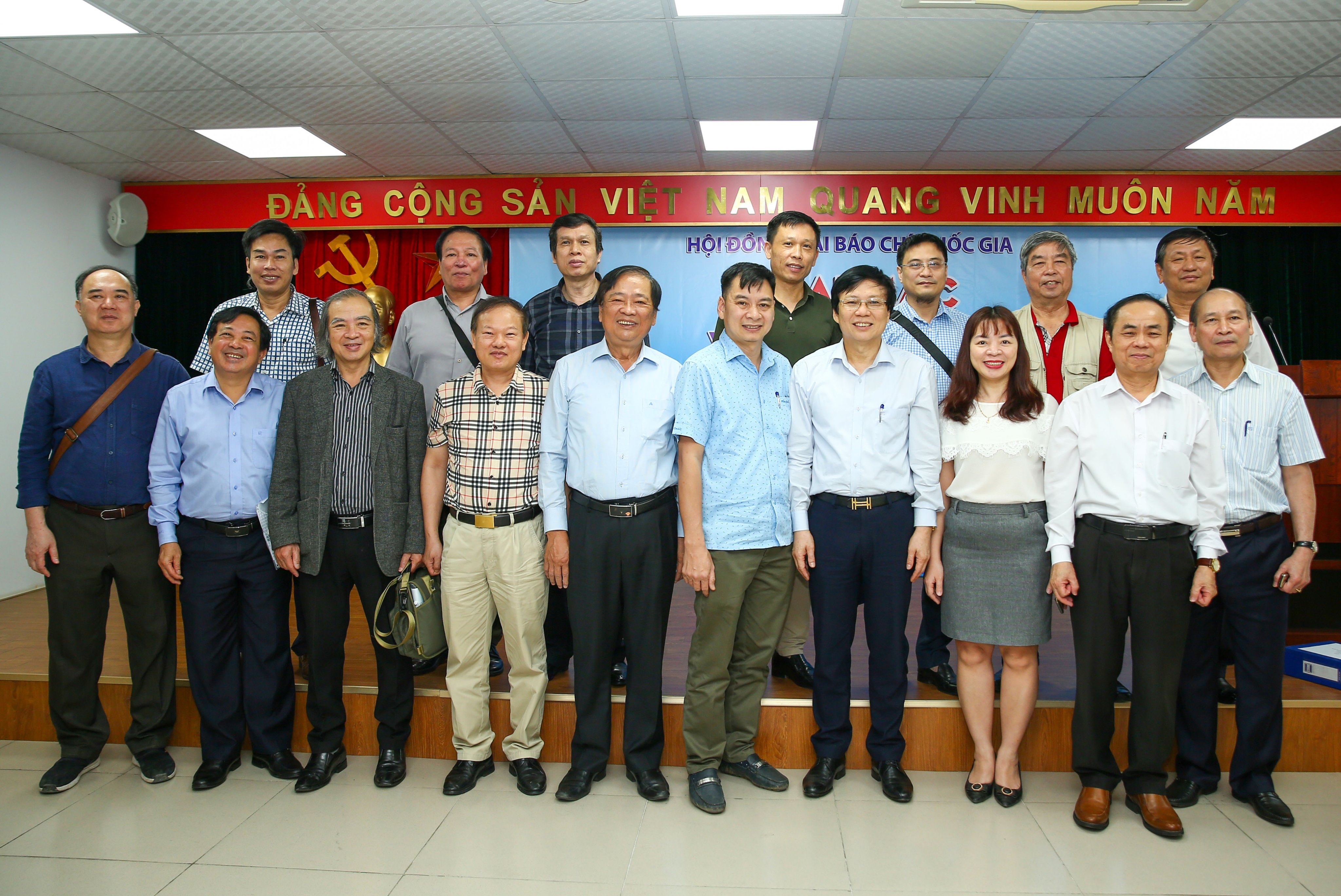 Các đại biểu chụp ảnh tại lễ khai mạc vòng chấm Sơ khảo Giải báo chí quốc gia lần thứ XV - năm 2020. Ảnh: Sơn Hải