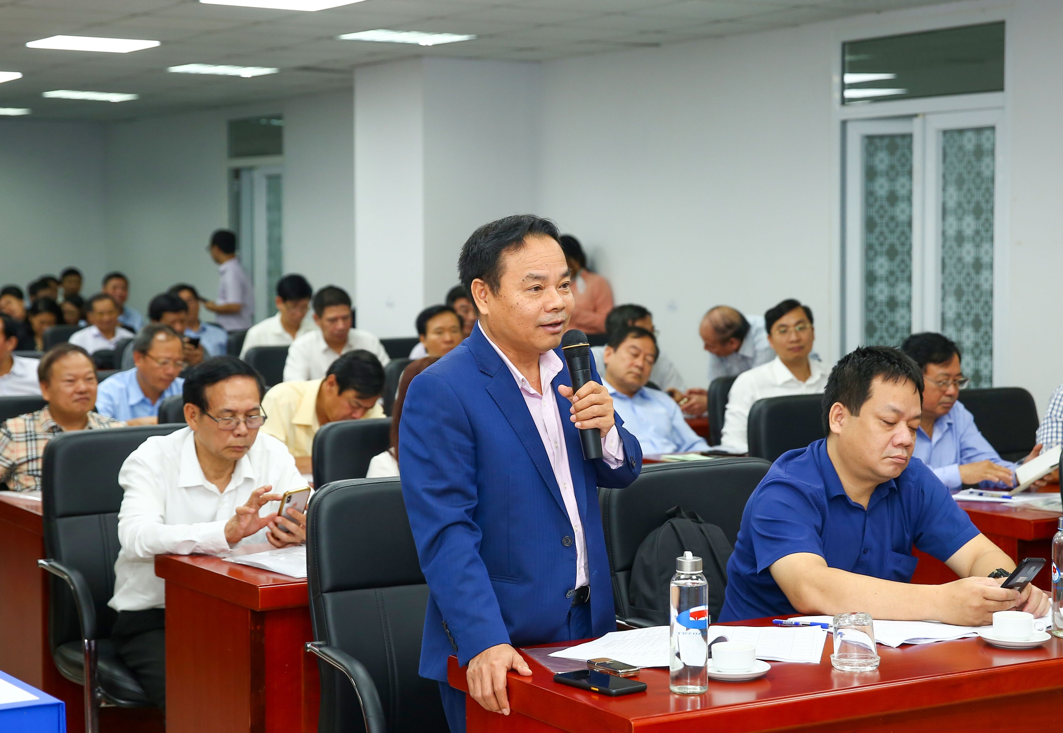 Các thành viên Hội đồng trao đổi thống nhất một số nội dung. Ảnh: Sơn Hải