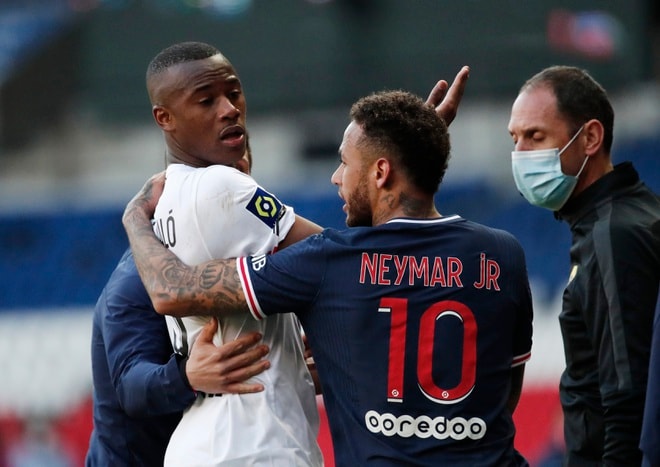 Neymar đánh dấu sự trở lại sau chấn thương bằng tấm thẻ đỏ. Ảnh: Reuters