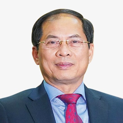 Ủy viên Trung ương Đảng, Bộ trưởng Bộ Ngoại giao Lê Thanh Sơn (Sinh năm 1962, quê quán Hà Nội). Chức vụ trước: Thứ trưởng Thường trực Bộ Ngoại giao.