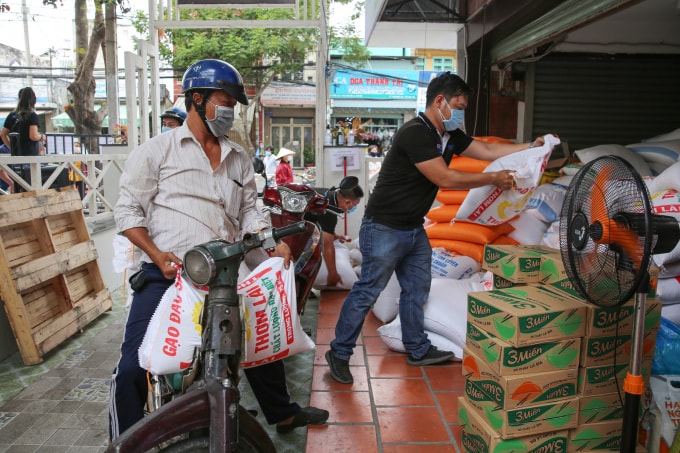 Sau khi đọc được thông tin đăng trên Báo Người Lao Động, nhiều người đi mua gạo rồi chở đến tặng cho 