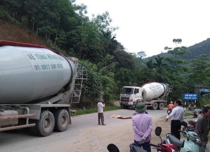 Hậu quả khiến người điều khiển xe máy tử vong tại chỗ.