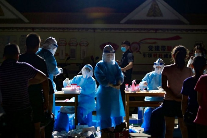Nhân viên y tế thành phố Ruili, tỉnh Vân Nam, Trung Quốc, đang làm xét nghiệm virus Corona cho các cư dân trong bối cảnh đại dịch bùng phát lần thứ 3 tại đây - Ảnh: Reuters