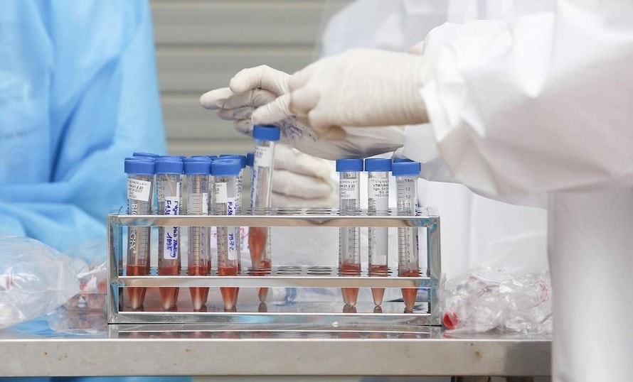 Hà Nội xét nghiệm sàng lọc Covid-19 cho 31.000 nhân viên y tế và người bệnh. Ảnh: TL