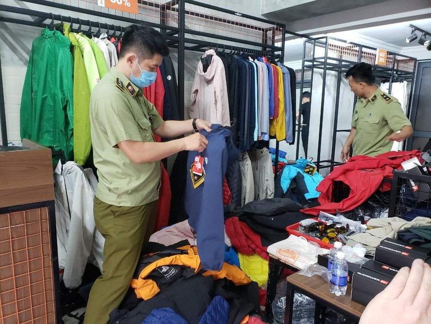 Lực lượng Quản lý thị trường TP. Đà Nẵng phát hiện lượng lớn hàng hóa không rõ nguồn gốc xuất xứ, không có hóa đơn chứng từ, nghi giả mạo nhãn hiệu tại 4 địa điểm kinh doanh có tiếng trên địa bàn. Ảnh: tienphong.vn