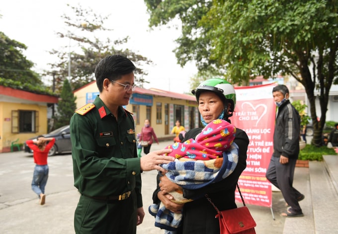 Năm 2020, chương trình Trái tim cho em đã đến với 7 tỉnh thành trên cả nước, khám chữa bệnh và tặng quà miễn phí cho hơn 10.000 trẻ.