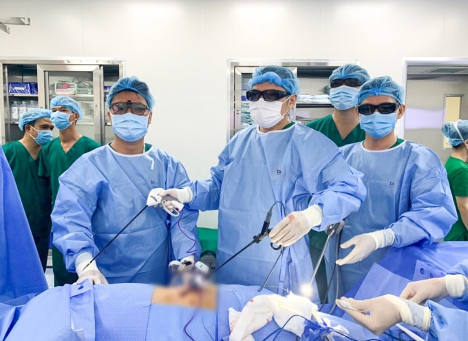 Bệnh nhân Nguyễn Quốc Linh được phẫu thuật nội soi 3D cắt bướu thận. Ảnh: BVĐK Tâm Anh.