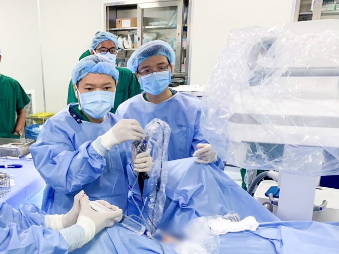 Bệnh nhân Nguyễn Quốc Linh được phẫu thuật nội soi 3D cắt bướu thận. Ảnh: BVĐK Tâm Anh.