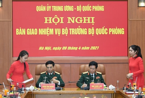 Đại tướng Ngô Xuân Lịch và Thượng tướng Phan Văn Giang ký kết biên bản bàn giao