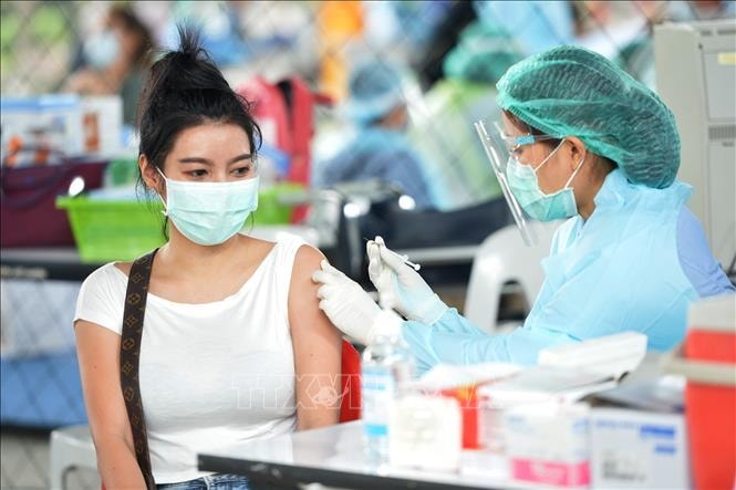 Nhân viên y tế tiêm vaccine phòng COVID-19 cho ngời dân ở Bangkok, Thái Lan. Ảnh: THX/TTXVN