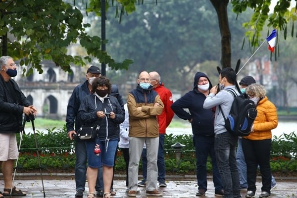 Du khách nước ngoài tham quan Hà Nội