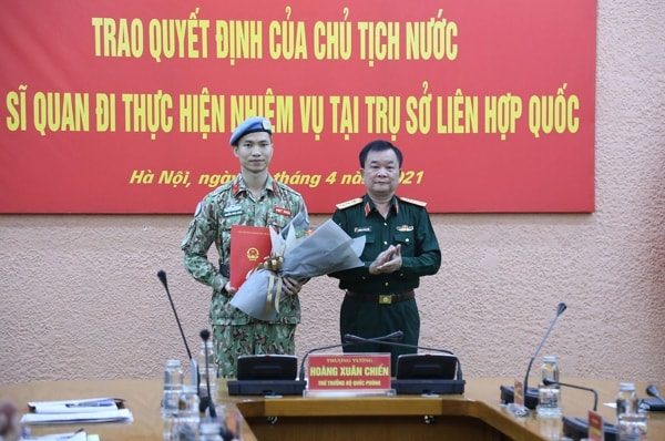 Thượng tướng Hoàng Xuân Chiến trao quyết định cho Thiếu tá Nguyễn Phúc Đông