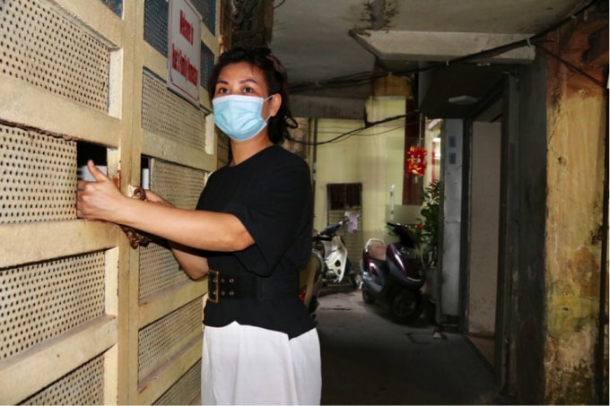 Chị Huế về lau dọn nhà sau một thời gian cửa kín then cài.