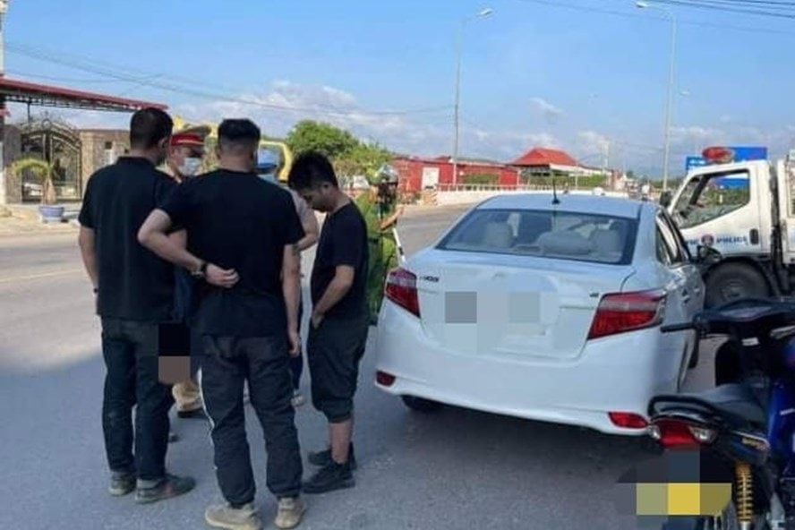 3 công dân Trung Quốc (áo đen) nhập cảnh trái phép. Ảnh: laodong.vn