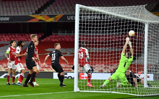 Arsenal nhận bàn thua ở phút bù giờ vì mắc lỗi phòng ngự. Ảnh: Reuters