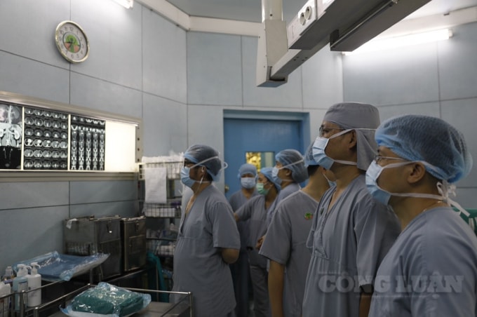 Các bác sĩ chuẩn bị ca ghép thận
