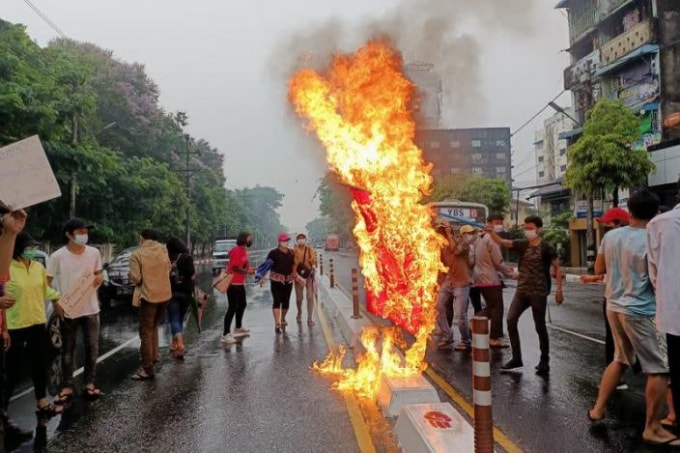 Người biểu tình Myanmar tuần hành phản đối chính quyền quân sự và các hành động bạo lực nhằm vào các cuộc biểu tình ôn hòa - Ảnh: Reuters