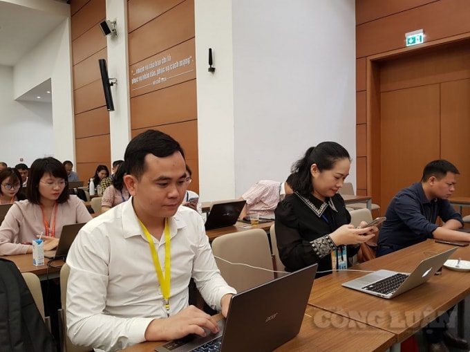 Phóng viên báo chí tích cực lao động, đưa tin kịp thời, chính xác tại tại kỳ họp thứ 11 Quốc hội khóa XIV.