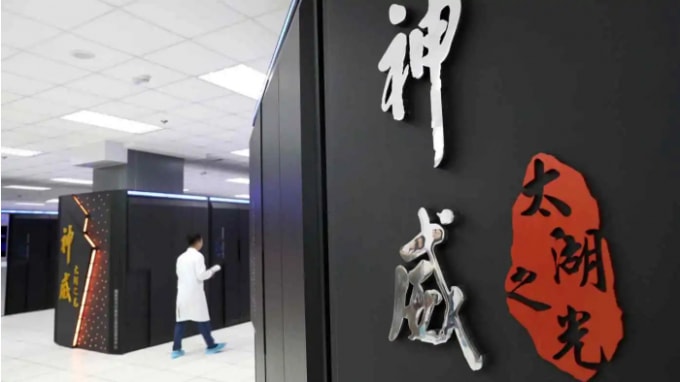 Một nhân viên làm việc bên cạnh siêu máy tính Sunway TaihuLight tại Trung tâm Siêu máy tính Quốc gia ở Vô Tích, Trung Quốc. © Getty
