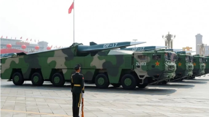 Xe quân sự mang tên lửa siêu thanh DF-17 lái qua Quảng trường Thiên An Môn trong cuộc diễu binh đánh dấu kỷ niệm 70 năm thành lập nước Cộng hòa Nhân dân Trung Hoa, vào ngày Quốc khánh ở Bắc Kinh ngày 1 tháng 10 năm 2019. © Reuters