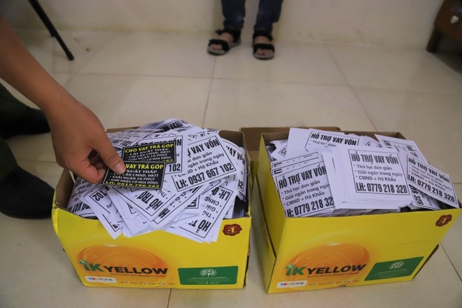 Hơn 20.000 tờ rơi cho vay nặng lãi được cơ quan công an thu giữ. Ảnh: thanhnien.vn