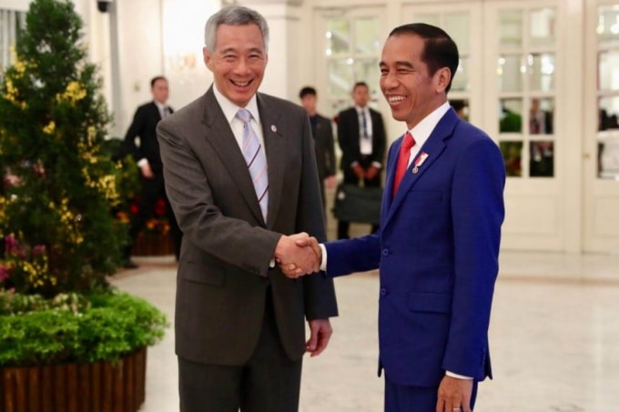Thủ tướng Lý Hiển Long (trái) gặp Tổng thống Indonesia Joko Widodo ở Singapore vào ngày 27 tháng 4 năm 2018 - Ảnh: REUTERS
