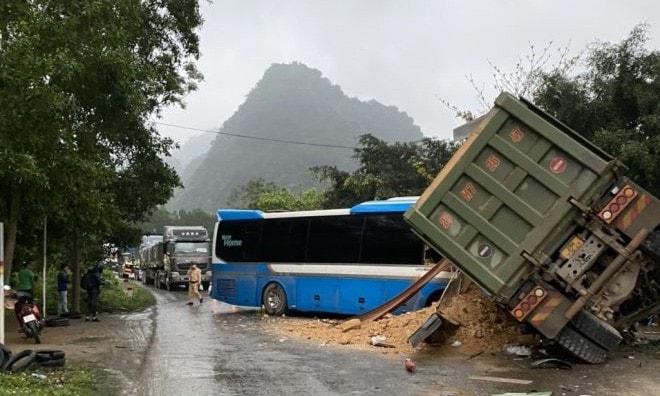 Hiện trường vụ tai nạn giao thông giữa xe khách với xe ben khiến 3 người tử vong tại Hòa Bình ngày 16/3. Ảnh: TL