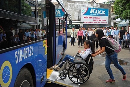 Những chiếc xe buýt có cầu nối lên xuống dành cho người khuyết tật xuất hiện rất hiếm ở TP. HCM