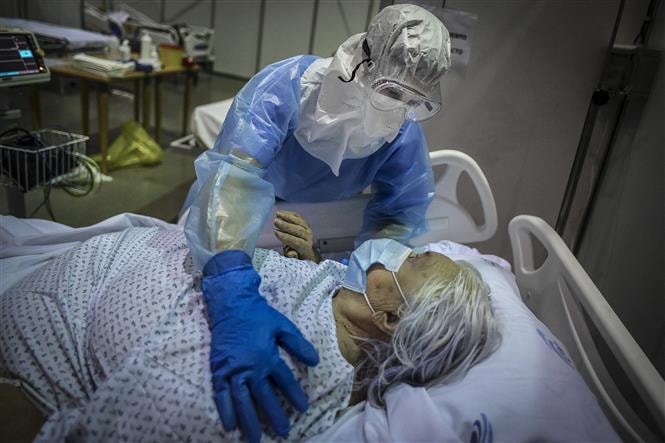 Nhân viên y tế chăm sóc bệnh nhân COVID-19 tại một bệnh viện ở Portimao, Bồ Đào Nha. Ảnh: AFP