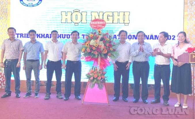 Ông Hoàng Sỹ, Phó Chủ Thường trực Hộị Nhà báo tỉnh Quảng Trị và ông Nguyễn Hoàn, Phó Giám đốc Sở TT&TT tặng hoa chúc mừng Ban Chủ nhiệm.