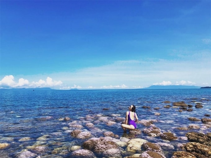 Nơi đây nổi tiếng với cảnh quan thiên nhiên tuyệt đẹp, màu xanh của núi rừng, nước biển trong vắt.