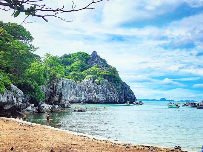 Bãi tắm trên đảo không quá rộng lớn nhưng đặc biệt là nước biển trong vắt và vô cùng sạch.