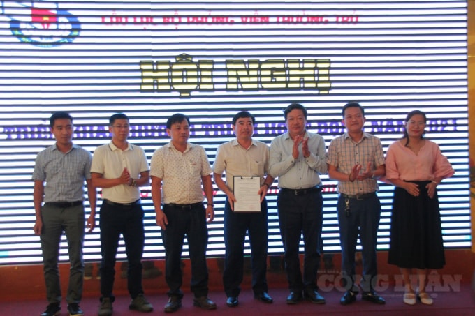 Ông Trương Đức Minh Tứ, Tổng Biên tập báo Quảng Trị, kiêm Chủ tịch Hộị Nhà báo tỉnh Quảng Trị, trao Quyết định bổ nhiệm thành viên Ban Chủ nhiệm.