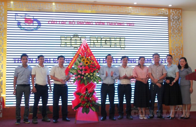 Ông Hồ Đại Nam, Trưởng Ban Tuyên giáo Tỉnh ủy Quảng Trị tặng hoa chúc mừng ban Chủ nhiệm CLB.