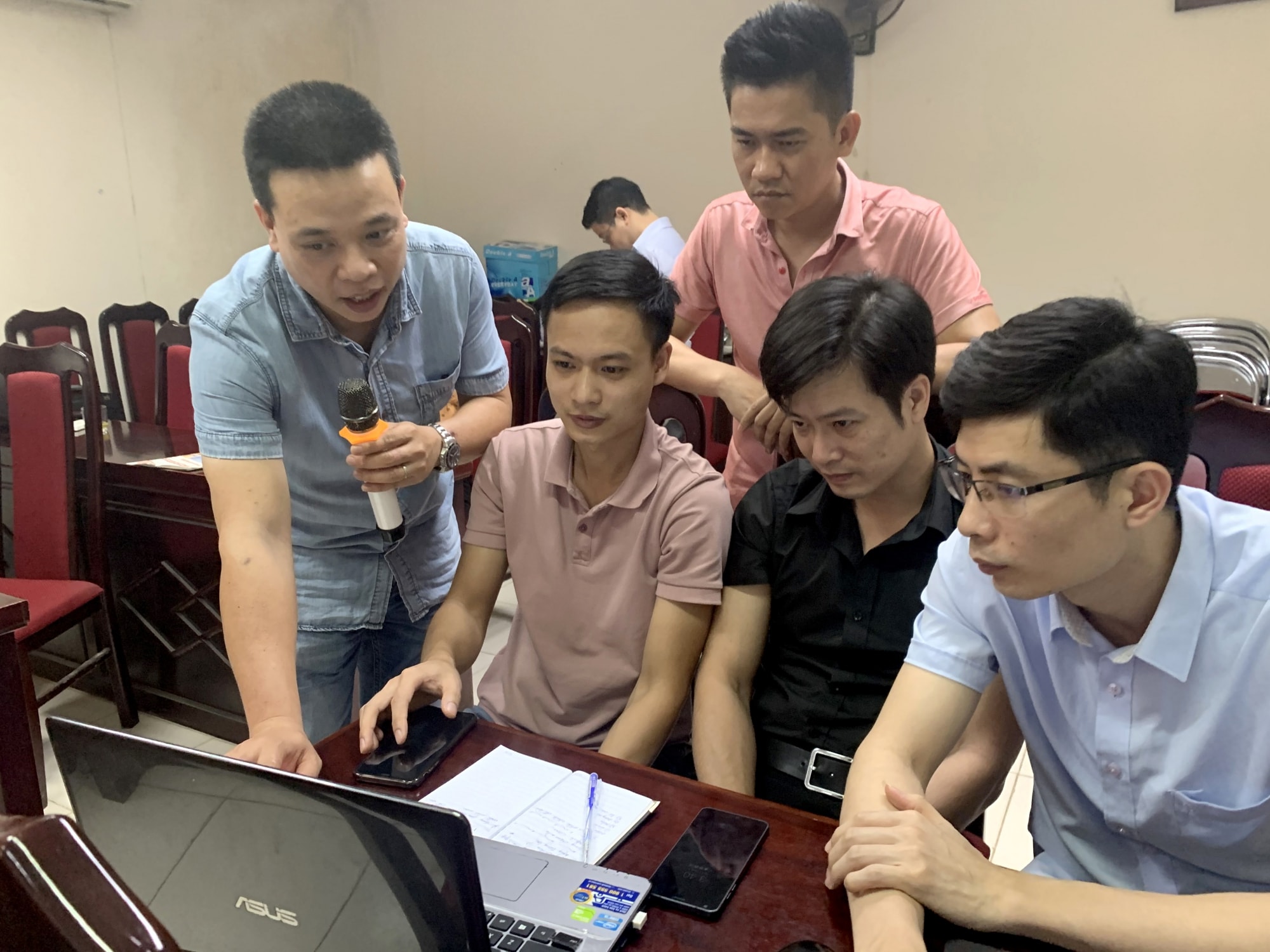 Nhà báo Trần Việt Anh, Họa sĩ thiết kế Báo Nông thôn Ngày nay trực tiếp hướng dẫn học viên thực hiện. Ảnh: Hoàng Giao