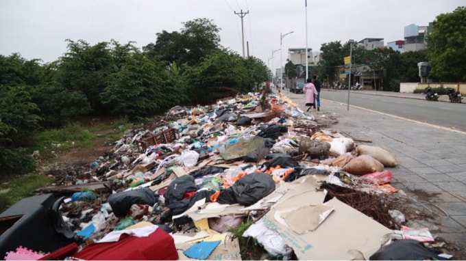 Vỉa hè lát đá rất đẹp để dành cho người đi bộ nay đã ngập ngụa rác, đổ phế thải.