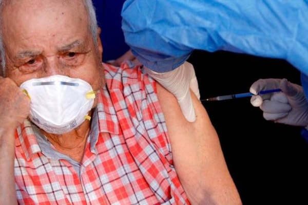 Tiêm vaccine ngừa COVID-19 cho người dân tại Zapopan, bang Jalisco, Mexico, ngày 6/4/2021. Ảnh: AFP
