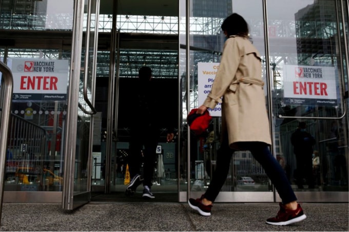 Mọi người vào Trung tâm tiêm chủng Javits vào ngày 31 tháng 3 năm 2021 tại New York. Ảnh: Getty Images North America.
