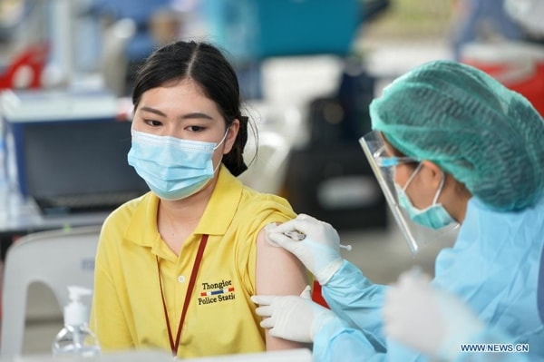 Người dân tại Bangkok, Thái Lan tiêm vaccine ngừa COVID-19, ngày 7/4/2021. Ảnh: THX
